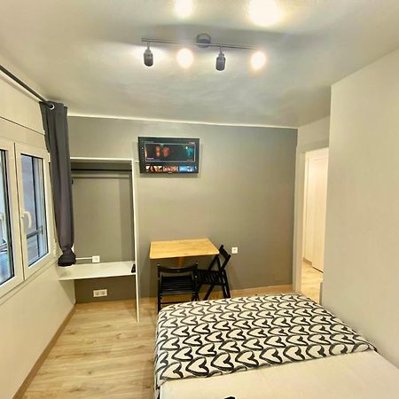 Suites Nuevas Con Bano Privado Frente Al Metro St Mwc Barcelona-Fira โอสปิตาเล็ต เดอ โยเบรกัต ภายนอก รูปภาพ