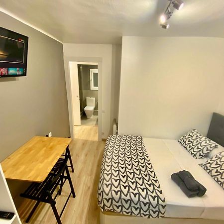 Suites Nuevas Con Bano Privado Frente Al Metro St Mwc Barcelona-Fira โอสปิตาเล็ต เดอ โยเบรกัต ภายนอก รูปภาพ