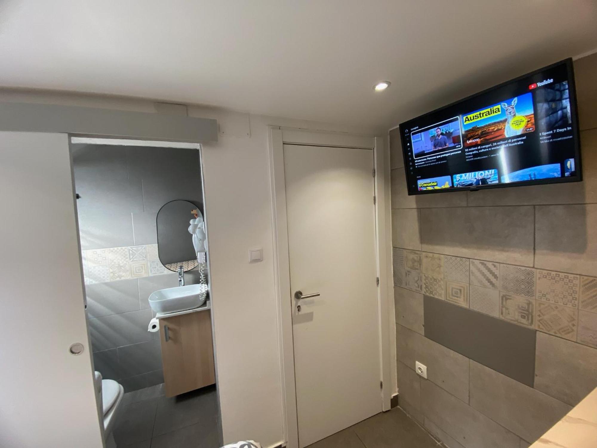 Suites Nuevas Con Bano Privado Frente Al Metro St Mwc Barcelona-Fira โอสปิตาเล็ต เดอ โยเบรกัต ภายนอก รูปภาพ