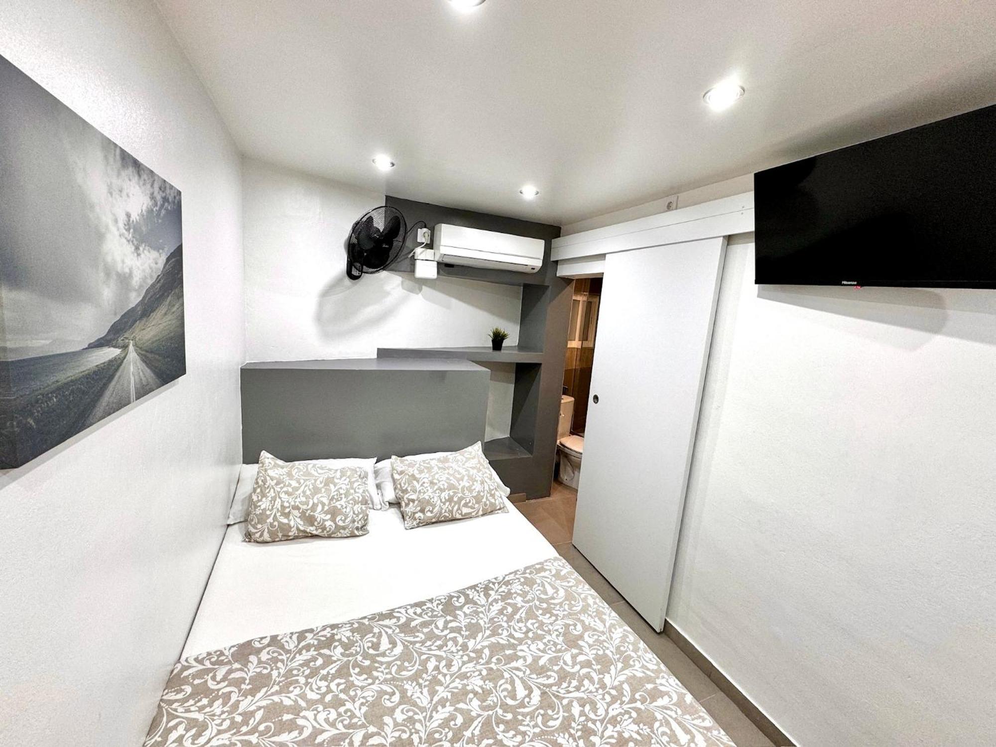 Suites Nuevas Con Bano Privado Frente Al Metro St Mwc Barcelona-Fira โอสปิตาเล็ต เดอ โยเบรกัต ภายนอก รูปภาพ