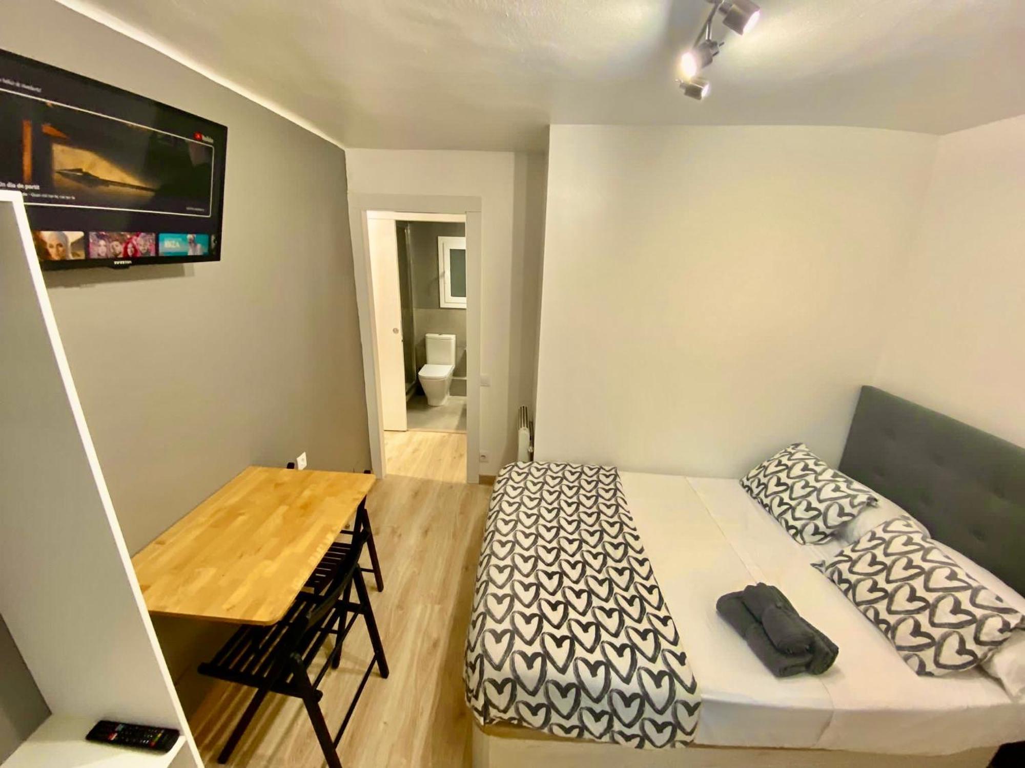 Suites Nuevas Con Bano Privado Frente Al Metro St Mwc Barcelona-Fira โอสปิตาเล็ต เดอ โยเบรกัต ภายนอก รูปภาพ