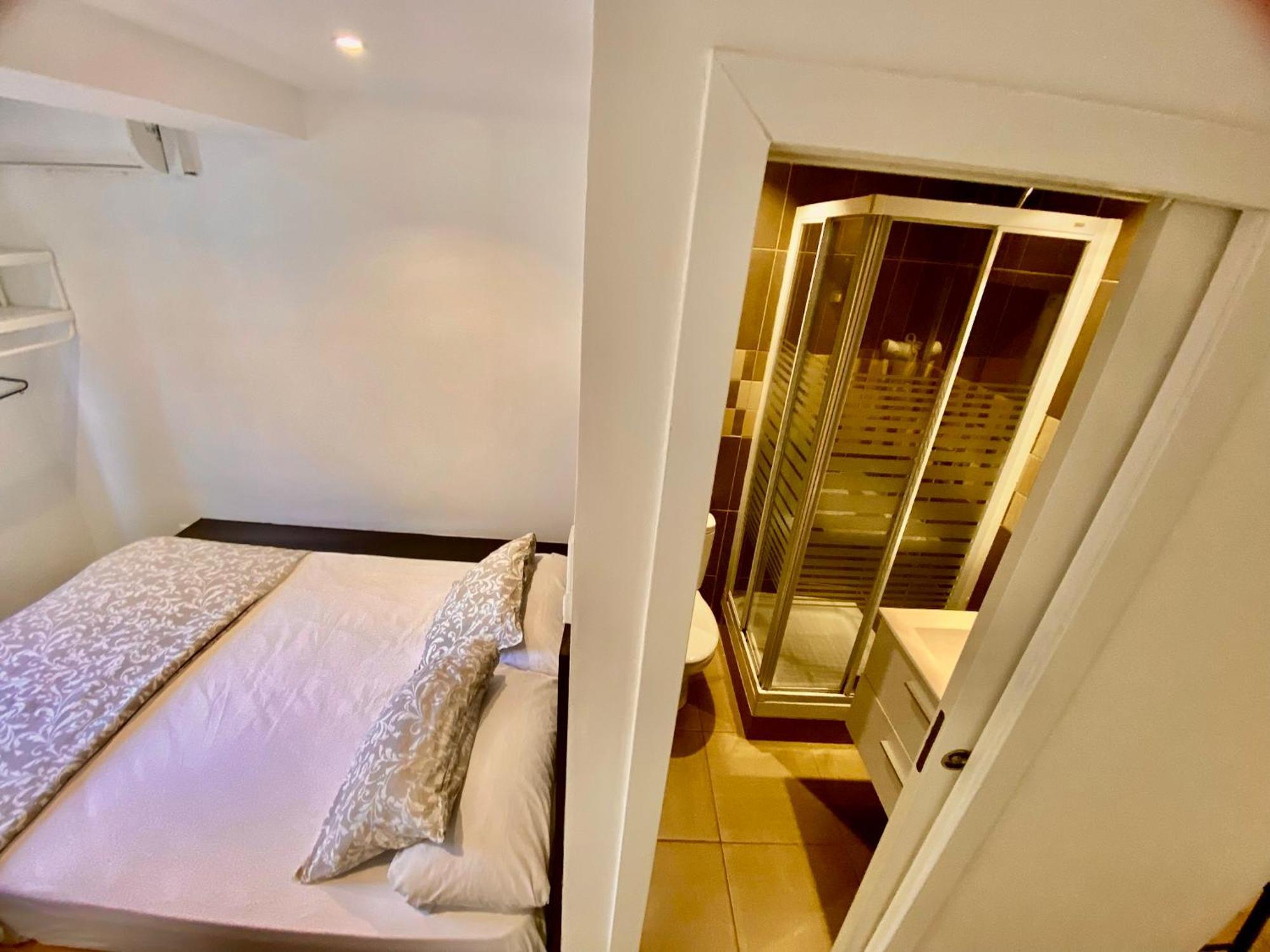 Suites Nuevas Con Bano Privado Frente Al Metro St Mwc Barcelona-Fira โอสปิตาเล็ต เดอ โยเบรกัต ภายนอก รูปภาพ