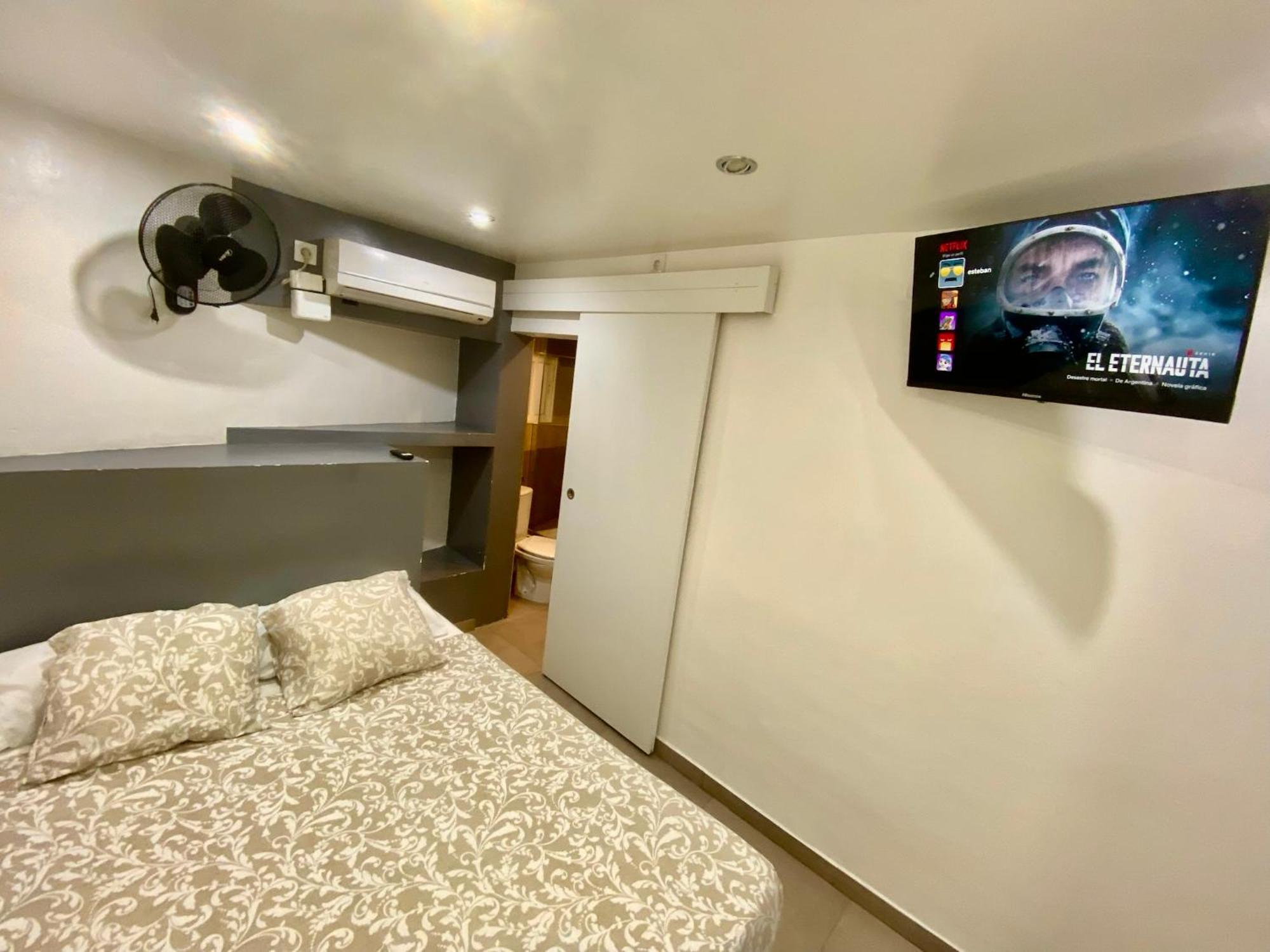 Suites Nuevas Con Bano Privado Frente Al Metro St Mwc Barcelona-Fira โอสปิตาเล็ต เดอ โยเบรกัต ภายนอก รูปภาพ