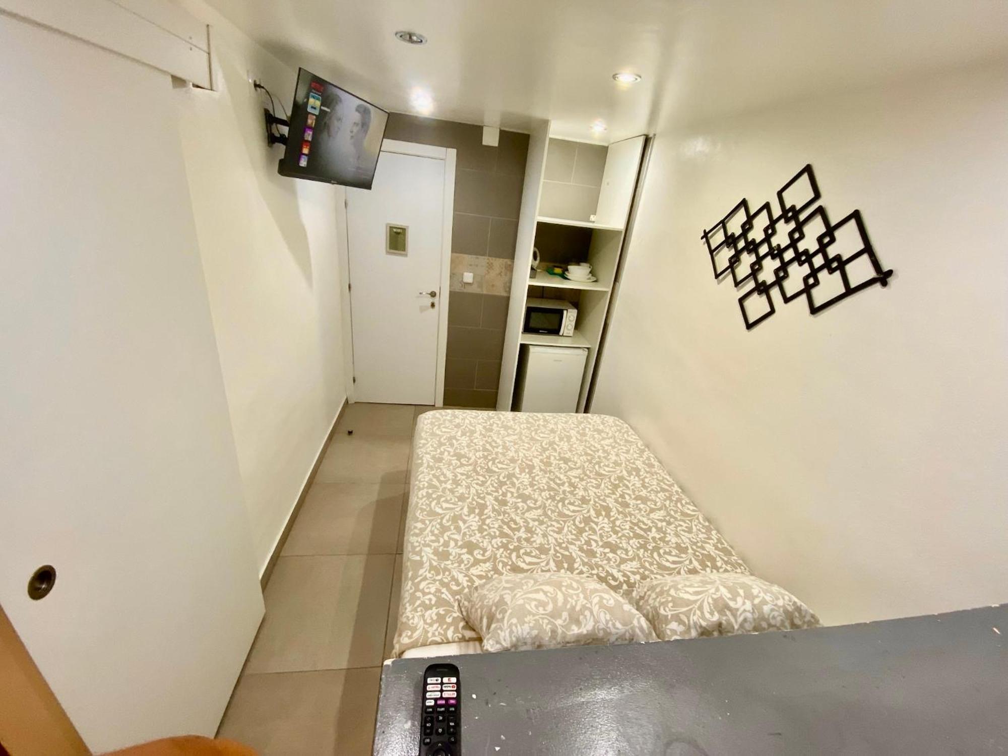 Suites Nuevas Con Bano Privado Frente Al Metro St Mwc Barcelona-Fira โอสปิตาเล็ต เดอ โยเบรกัต ภายนอก รูปภาพ