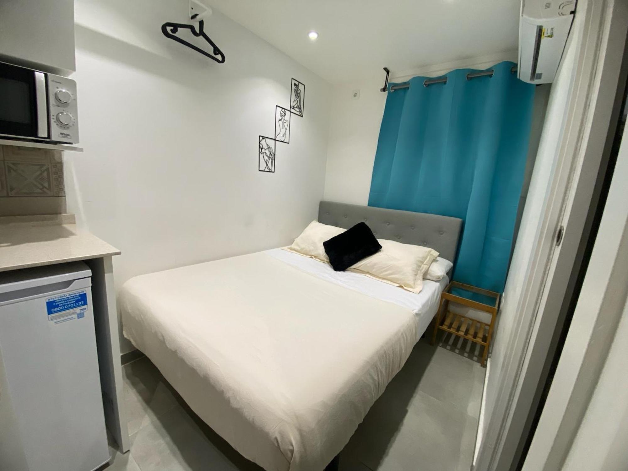 Suites Nuevas Con Bano Privado Frente Al Metro St Mwc Barcelona-Fira โอสปิตาเล็ต เดอ โยเบรกัต ภายนอก รูปภาพ