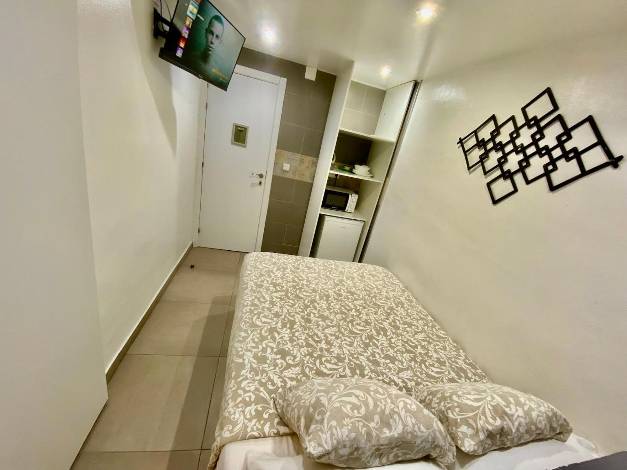 Suites Nuevas Con Bano Privado Frente Al Metro St Mwc Barcelona-Fira โอสปิตาเล็ต เดอ โยเบรกัต ภายนอก รูปภาพ