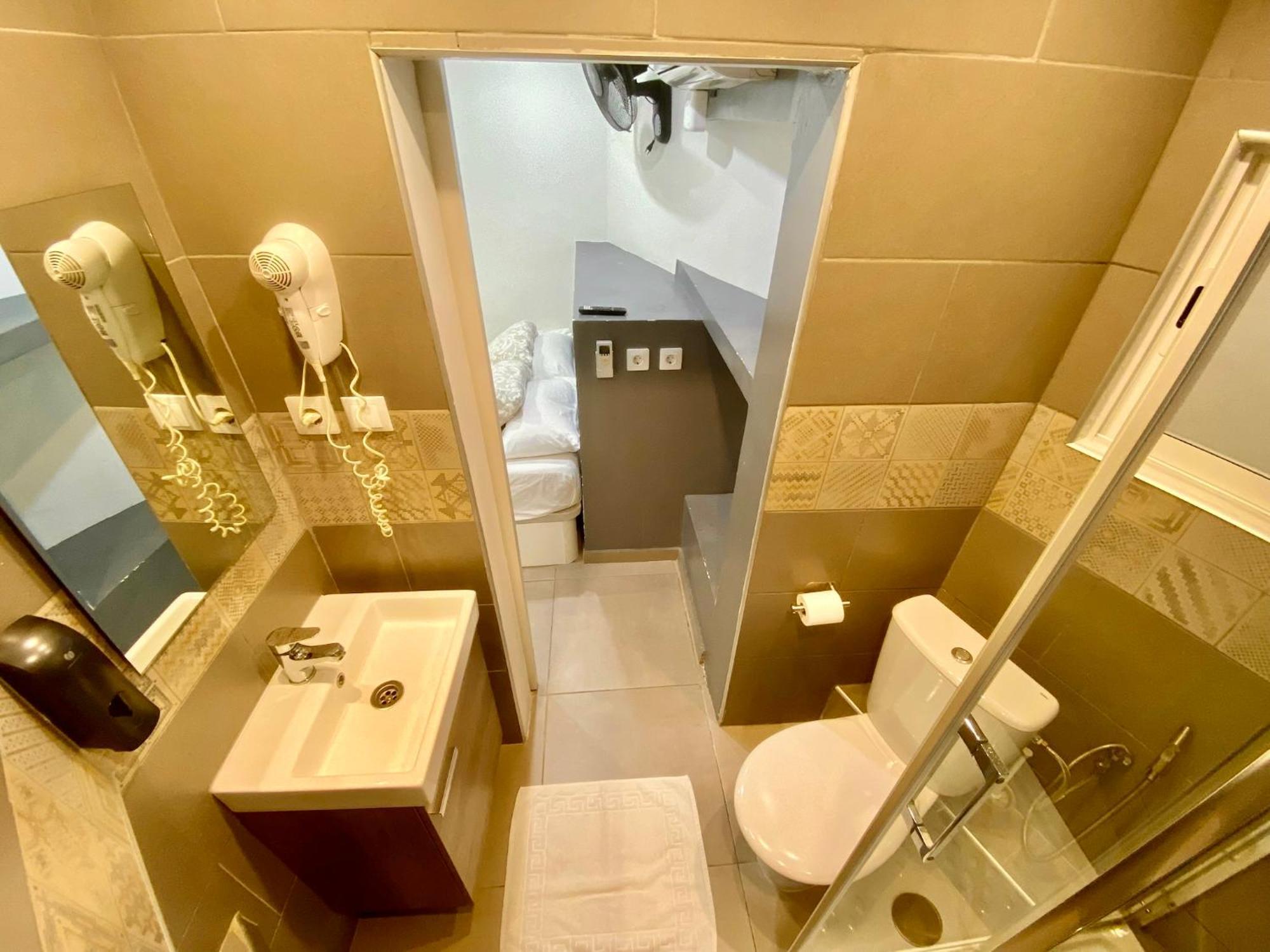 Suites Nuevas Con Bano Privado Frente Al Metro St Mwc Barcelona-Fira โอสปิตาเล็ต เดอ โยเบรกัต ภายนอก รูปภาพ