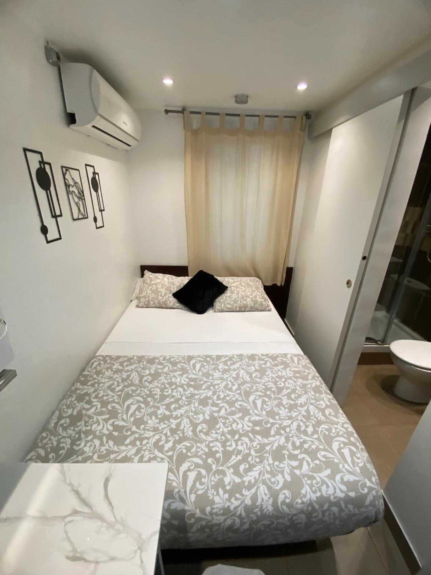 Suites Nuevas Con Bano Privado Frente Al Metro St Mwc Barcelona-Fira โอสปิตาเล็ต เดอ โยเบรกัต ภายนอก รูปภาพ